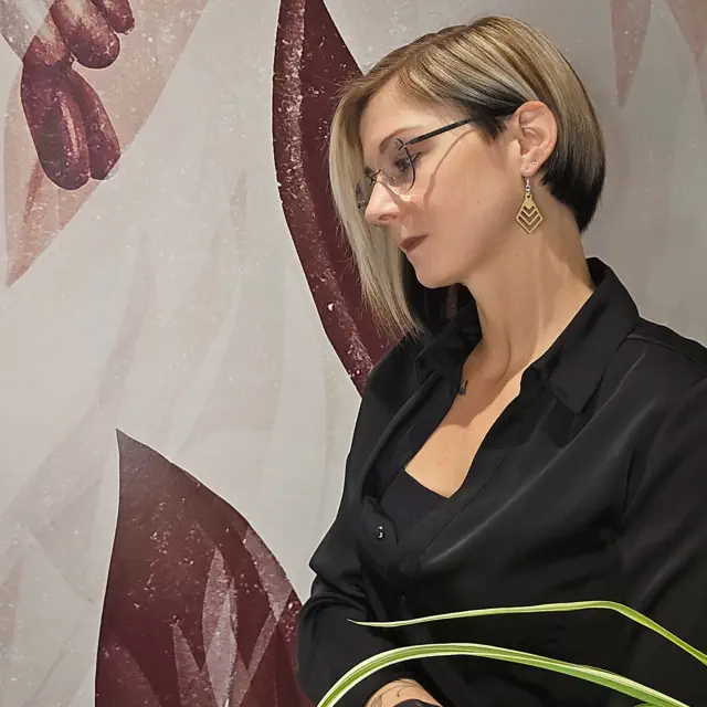 martina höchstöger in einem freundlichen raum lächelt dich an